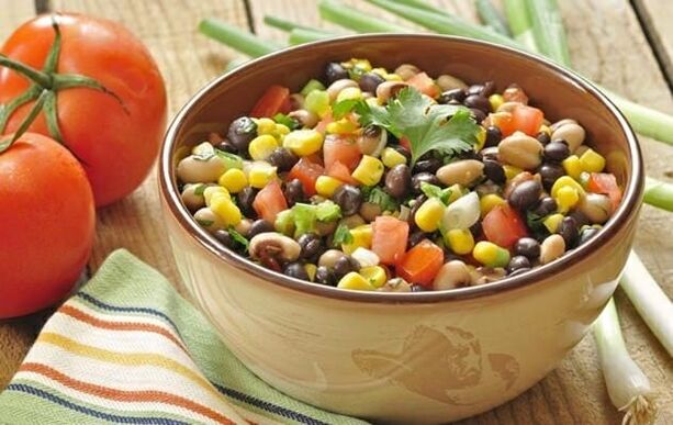 La ensalada de verduras dietéticas se puede incluir en el menú para perder peso con una nutrición adecuada. 