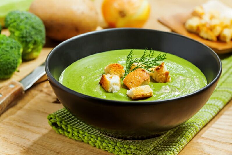 Sopa de crema de brócoli en un menú nutricional para bajar de peso