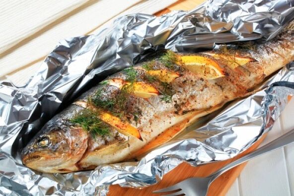 Siga la dieta Maggi con pescado al horno en papel de aluminio para la cena. 